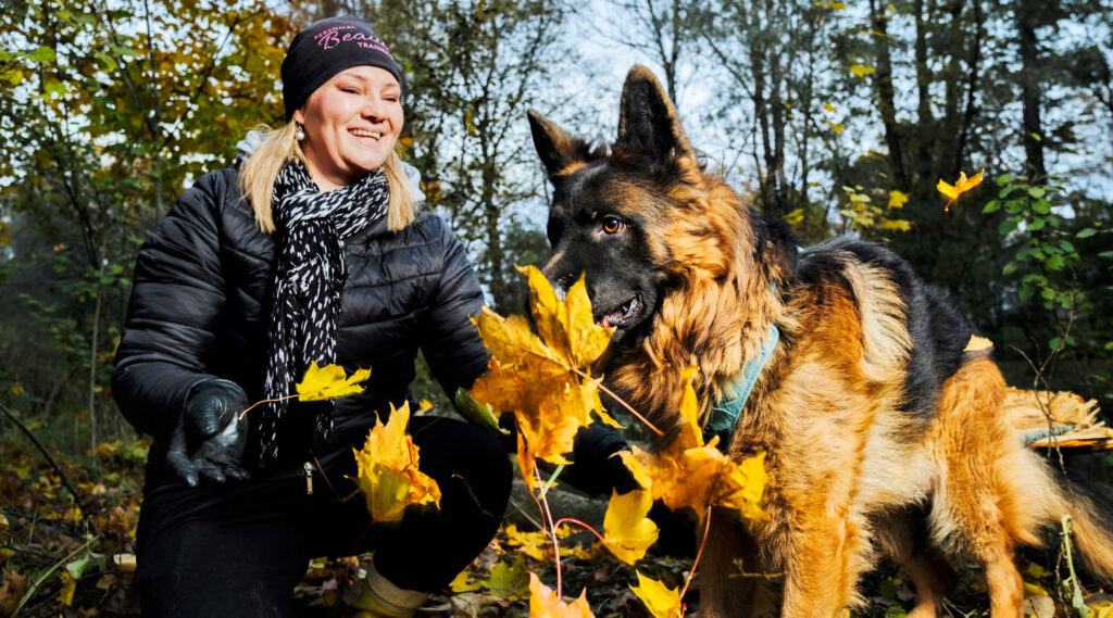 Milla Mäen koiran Rekon suosikkipuuhaa on lentävien lehtien jahtaaminen