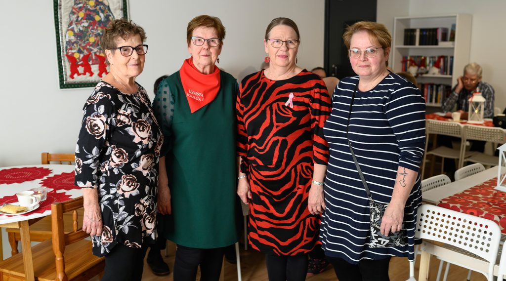 Kiertokadun asukaskokous alkoi glögitarjoilulla. Marja Rautiainen, Anja Piesanen ja Inkeri Autio vaihtavat kuulumisia.