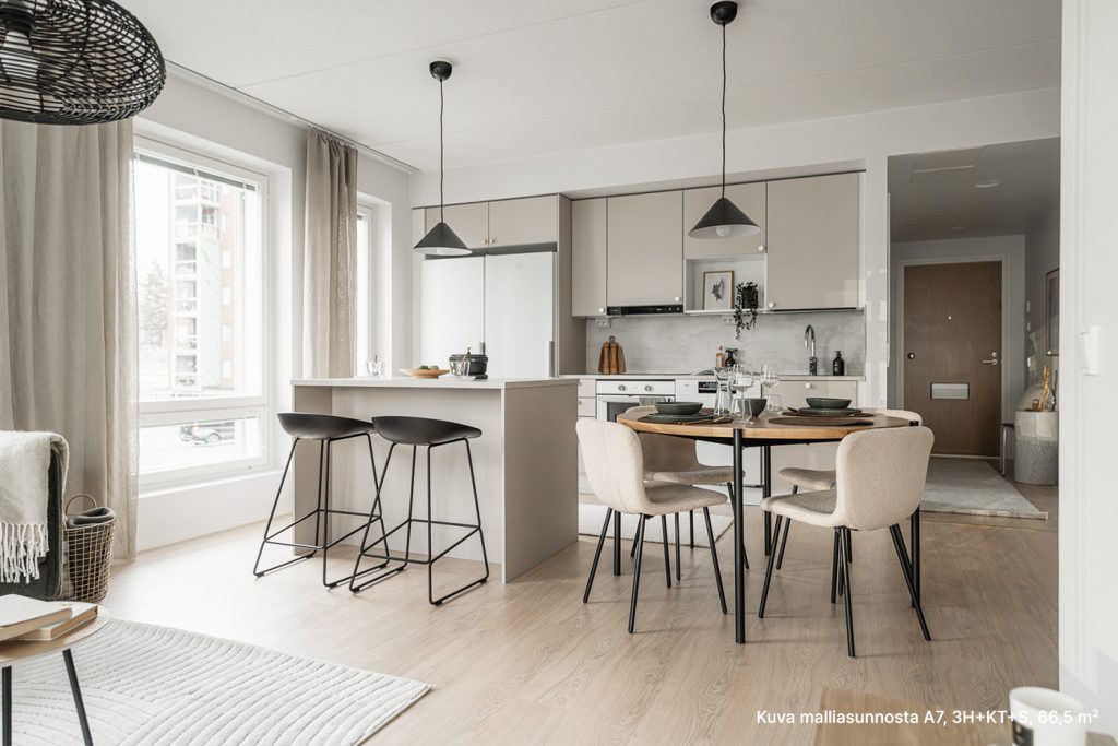 Valoisa ja moderni avokeittiö uudessa kerrostalossa.