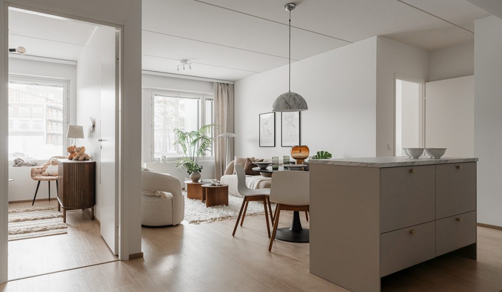 Vaalea olohuone Avain Asuntojen vuokrakohteesta Kuninkaantammessa.