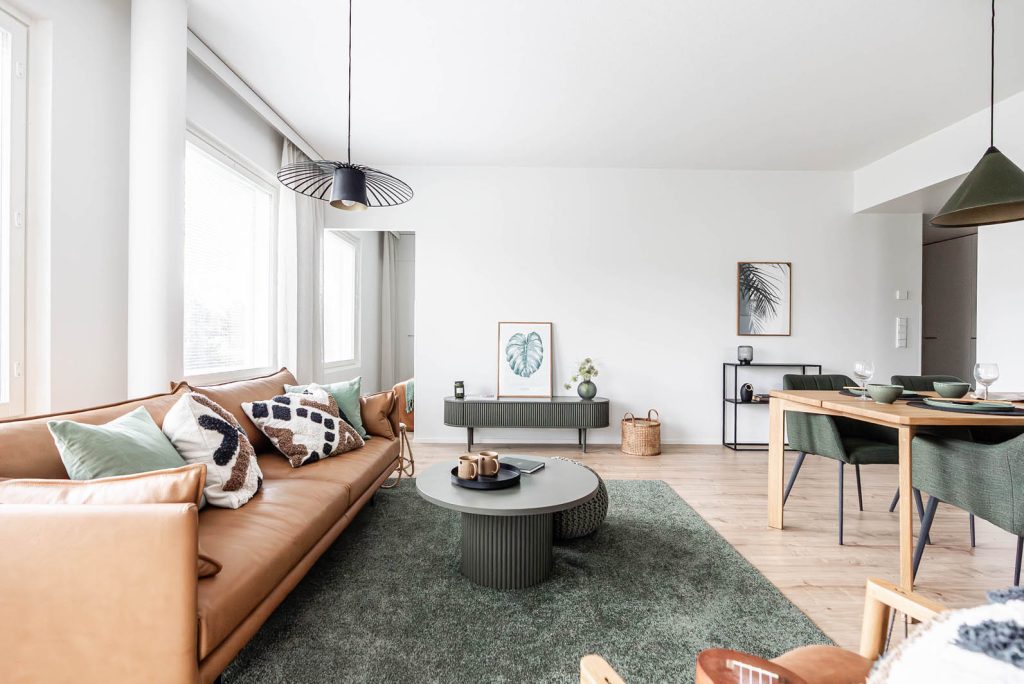 Kauniisti sisustettu ja valoisa olohuone Pläsinpellonkuja 2:ssa.