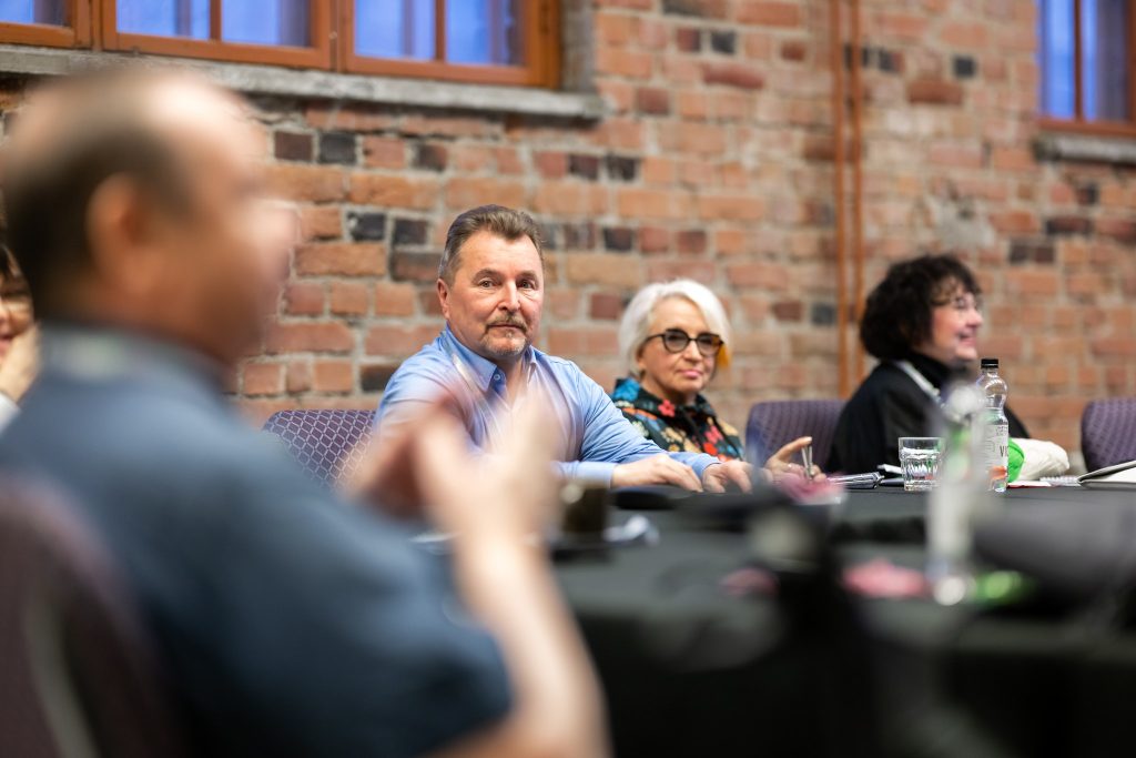 YTEn jäseniä kokouspöydän ääressä.