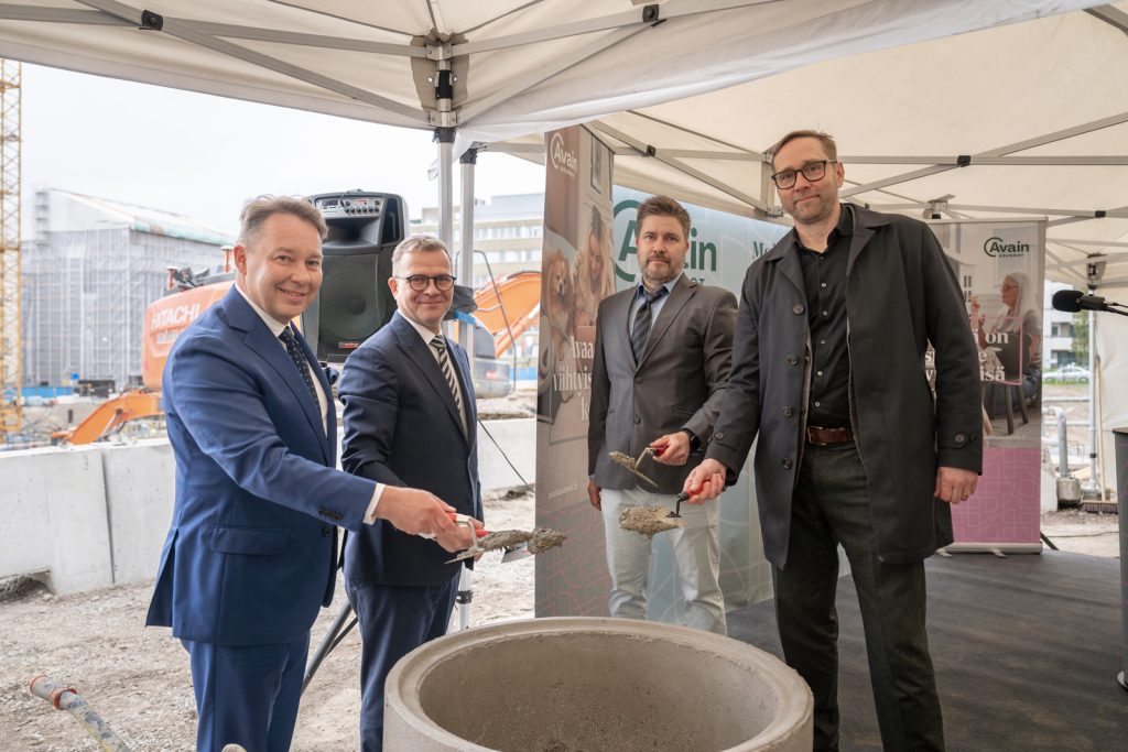 Kuvassa vasemmalta Avain Yhtiöiden toimitusjohtaja Perttu Liukku, pääministeri Petteri Orpo, hankkeen vastaava työnjohtaja Tenconin Teemu Ypyä sekä Palazzo-hankkeen arkkitehti Santeri Lipasti.